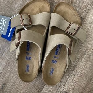 Birkenstock’s regular width size 39 suede Arizona